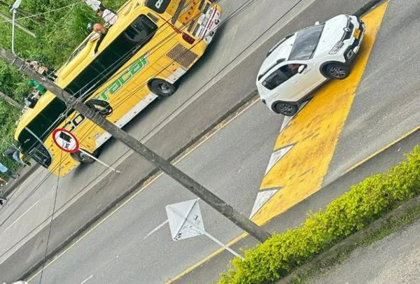 Barristas de equipo de fútbol causaron estragos en vía del Eje Cafetero: esto es lo que dicen las autoridades