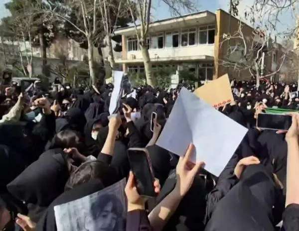 Irán afirma que los estudiantes pueden protestar, pero deben respetar las "líneas rojas"