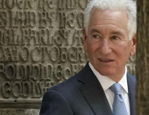 Embajador de EE.UU. en Francia no se presentó a convocatoria de gobierno francés