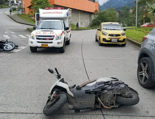 Chocaron dos motos en barrio de Manizales: hay lesionados