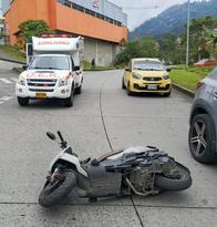 Chocaron dos motos en barrio de Manizales: hay lesionados