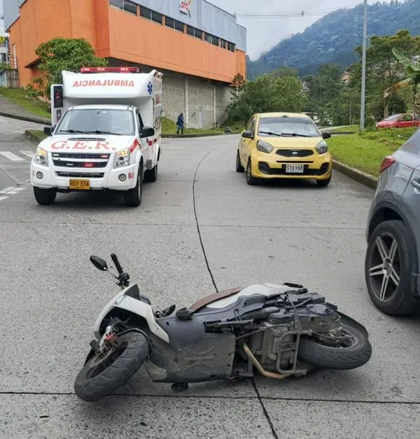 Chocaron dos motos en barrio de Manizales: hay lesionados