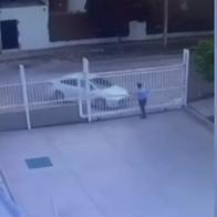 Tragedia en centro deportivo: mujer se llevó la puerta y atropelló a vigilante