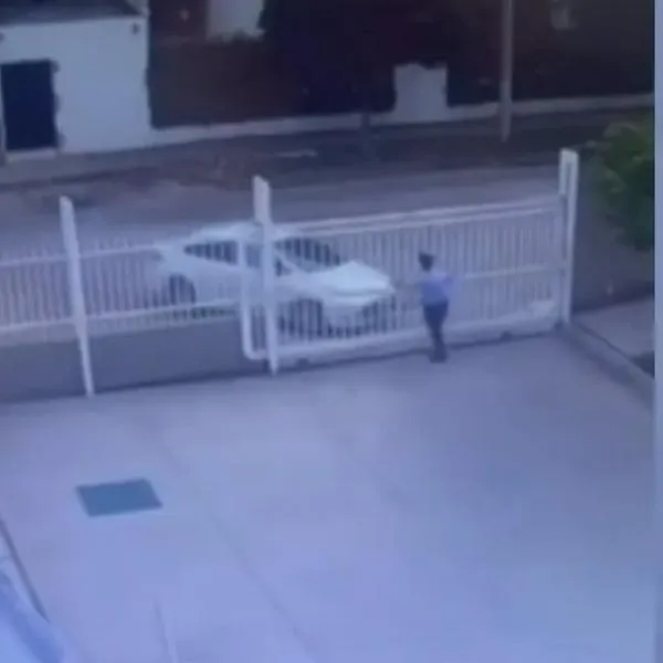 Tragedia en centro deportivo: mujer se llevó la puerta y atropelló a vigilante