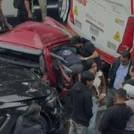 Grave accidente de tránsito en Bogotá: carro quedó espichado en medio de dos vehículos. Una persona quedó atrapada. 