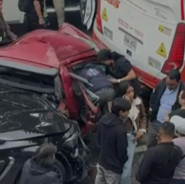 Grave accidente de tránsito en Bogotá: carro quedó espichado en medio de dos vehículos. Una persona quedó atrapada. 