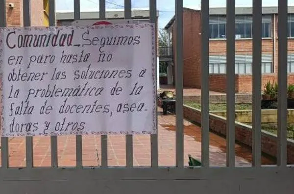 Este colegio no aguantó y se fue a paro, le anuncian unas soluciones y siguen en espera con otras