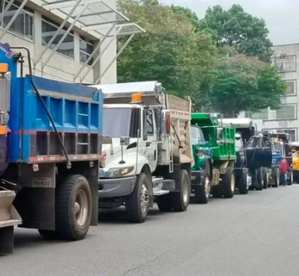 Volqueteros protestan en el Eje Cafetero y piden definir escombrera municipal