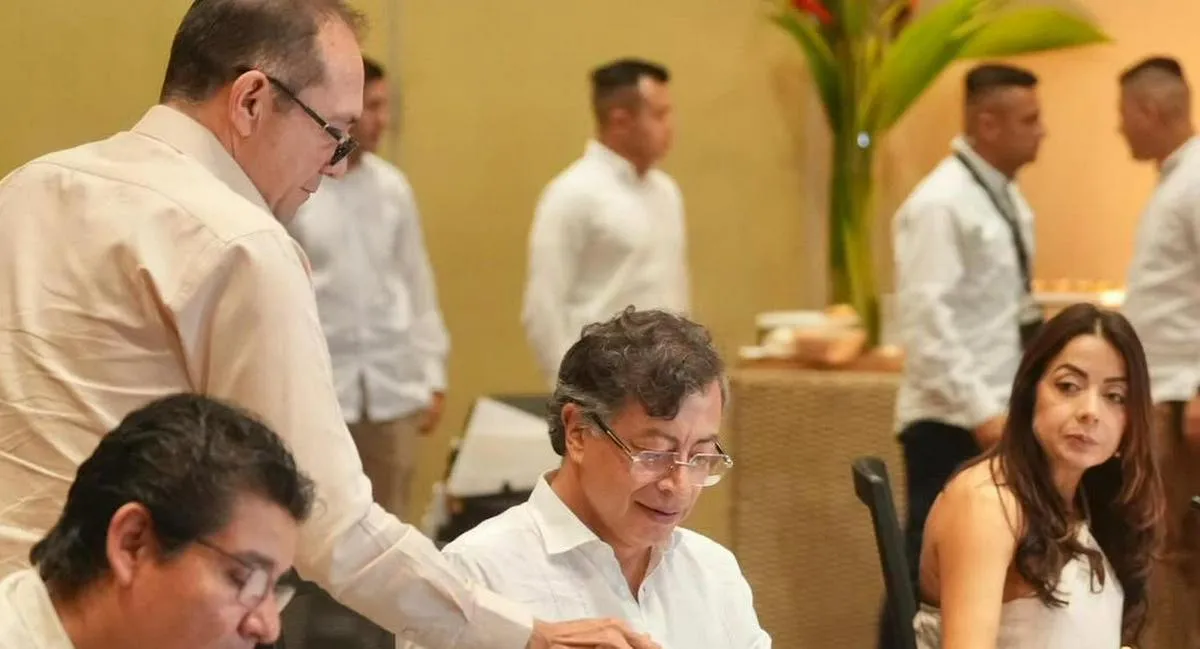 Gustavo Petro, durante un consejo de ministros, firma la solicitud para una Asamblea Nacional Constituyente