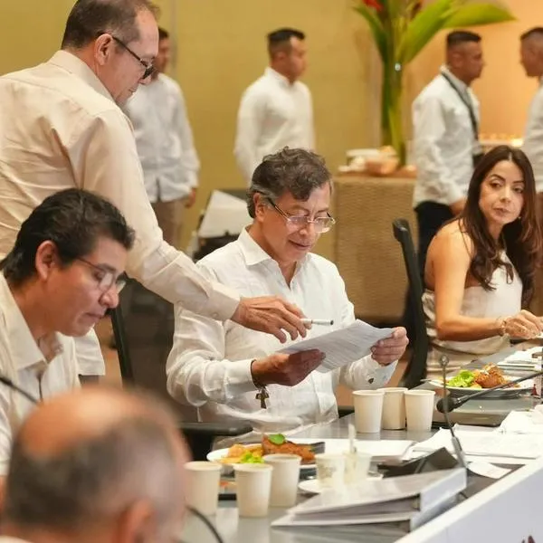 Gustavo Petro, durante un consejo de ministros, firma la solicitud para una Asamblea Nacional Constituyente