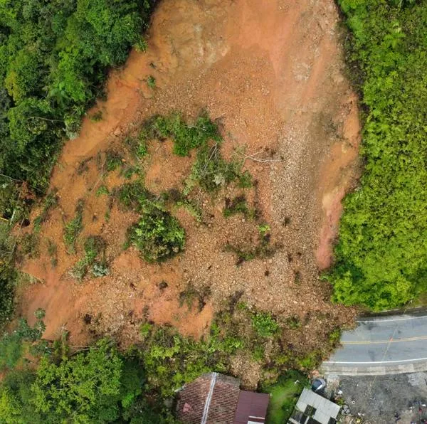 Cierre de vía Medellín-Bogotá por deslizamiento de tierra