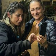 Diana Ospina junto con sus familiares, luego de ser secuestrada durante horas en Bogotá