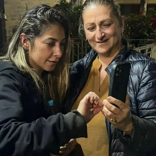 Diana Ospina junto con sus familiares, luego de ser secuestrada durante horas en Bogotá