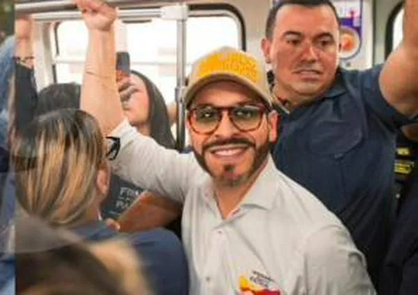 Pelea por exceso de vallas en la ciudad y polémica por ‘campaña’ en el metro