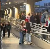 Mujer le dio serenata a su novio en Transmilenio: tenía hasta micrófono