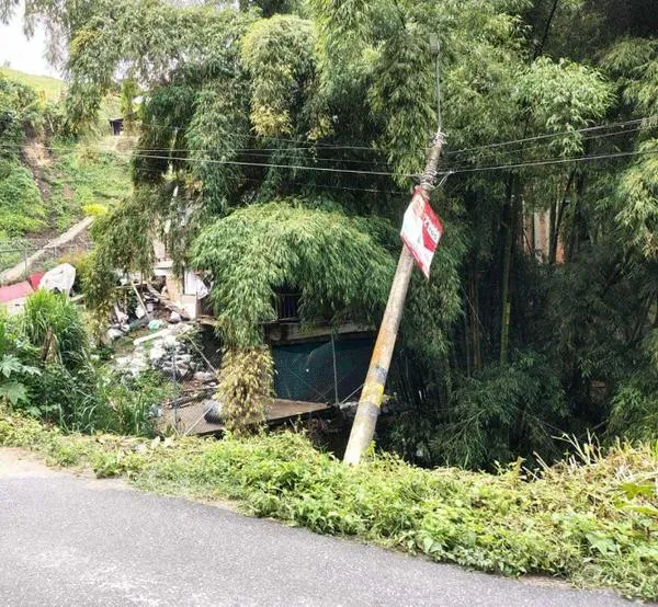 Habitantes de un municipio alertan sobre poste con riesgo de colapso