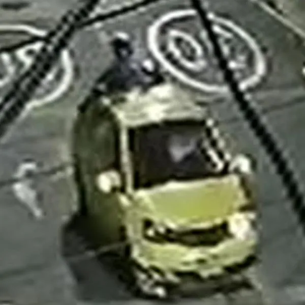 Taxista en Bogotá atropelló a motociclista y lo llevó en el techo varias cuadras