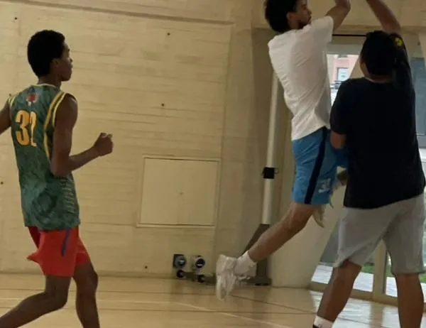 ¿Quiere mejorar tu técnica de baloncesto? Asiste a clases de las Escuelas de Formación del Centro Felicidad de Chapinero 