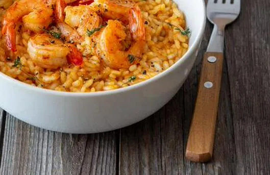 Así se hace un arroz encocado con camarones 