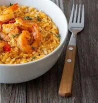 Así se hace un arroz encocado con camarones 