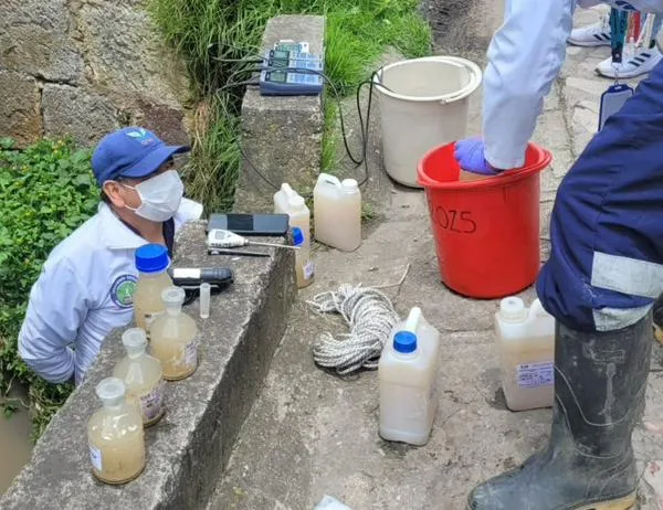 Alerta en el Río Bogotá: CAR interviene tras vertimiento masivo de combustible en Cajicá 