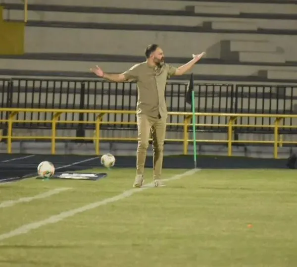 Jonathan Risueño, técnico del Pasto, fue sancionado por "lenguaje ofensivo" y "provocar al público"