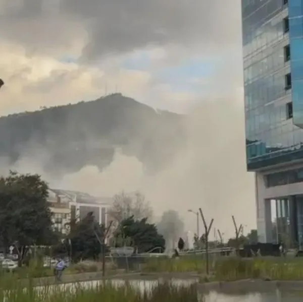 Así se vio el incendio de este 25 de febrero cerca de la carrera Séptima en Usaquén, Bogotá