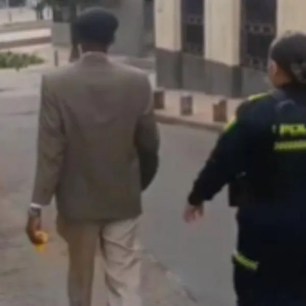 Particular robo en Bogotá: señalan a hombre de comerse esmeralda de un millón