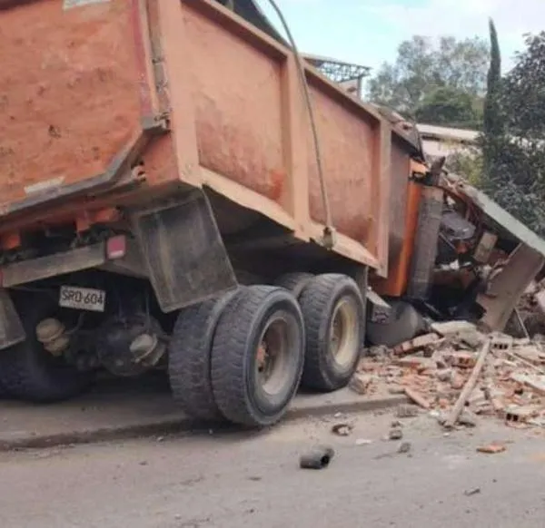 Volqueta sin frenos en La Estrella (Antioquia) causó accidente: hubo un muerto