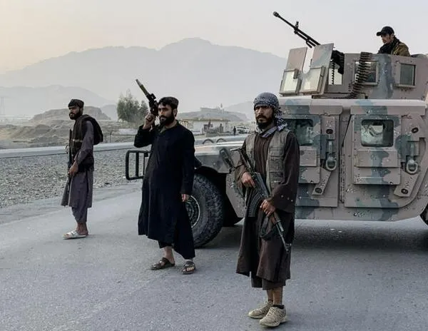 Pakistán declara la "guerra abierta" a Afganistán y bombardea Kabul