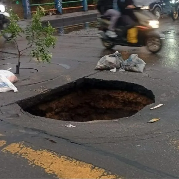Hueco en Puente Aranda Bogotá hoy podría tumbar puente como hace varios años