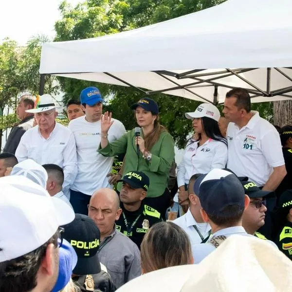 "A 3 metros": Paloma Valencia describió cómo se metió mujer con armada en uno de sus eventos junto al expresidente Uribe. 