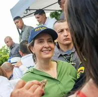 Identifican a mujer que llegó con pistola a evento de Paloma Valencia: hace parte del Inpec y estaba de vacaciones. 