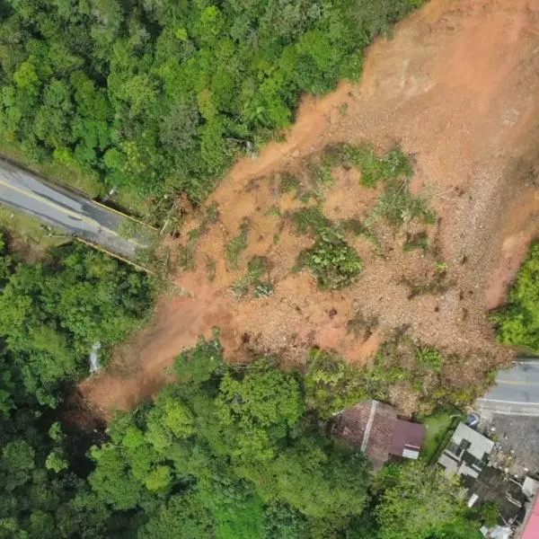 Vía Medellín - Bogotá cumple 72 horas cerrada: Invías anunció llegada de más maquinaria
