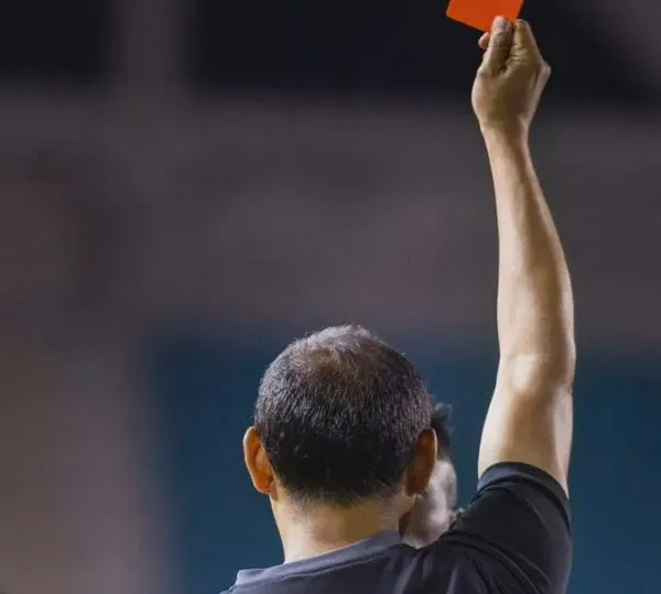 Escándalo en el fútbol colombiano, revelan supuestos pagos de coimas para arbitrar; "son peajes"