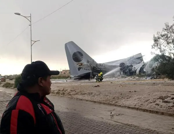 Bolivia: al menos 15 muertos y 30 heridos tras estrellarse un avión militar en El Alto