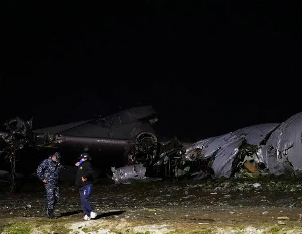 Al menos 20 muertos en accidente de avión militar que transportaba billetes en Bolivia
