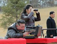 Corea del Norte una revela foto de la hija del líder Kim disparando un rifle