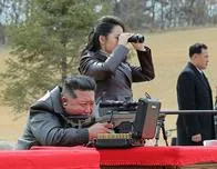 Corea del Norte una revela foto de la hija del líder Kim disparando un rifle