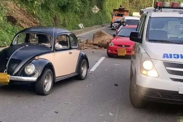 Motociclista se cayó en la Panamericana por esquivar rocas que están en la vía en Manizales 