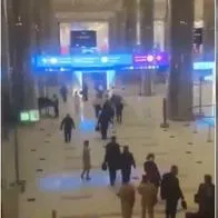 Ataque a Aeropuerto Internacional de Dubái deja 4 heridos y suspende operaciones