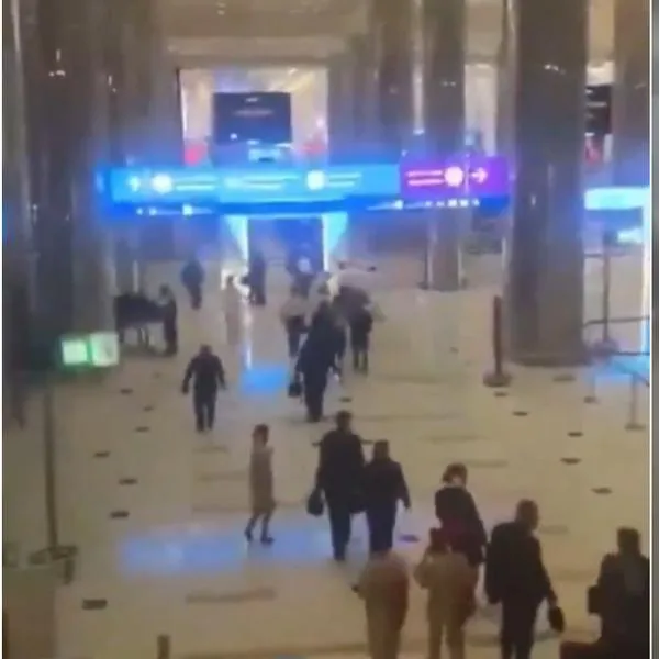 Ataque a Aeropuerto Internacional de Dubái deja 4 heridos y suspende operaciones