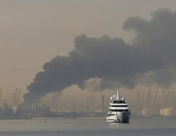 Los misiles iraníes sacuden las ricas monarquías del Golfo y causan dos muertes