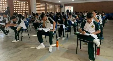 Solo 13 de cada 100 estudiantes culminan adecuadamente el colegio: informe revela crisis de la educación en Colombia 