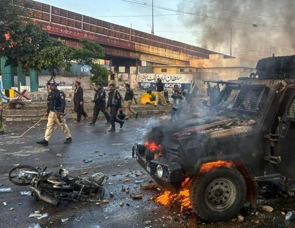 Intentos de invasión a legaciones de EEUU en Irak y Pakistán, nueve muertos en Karachi