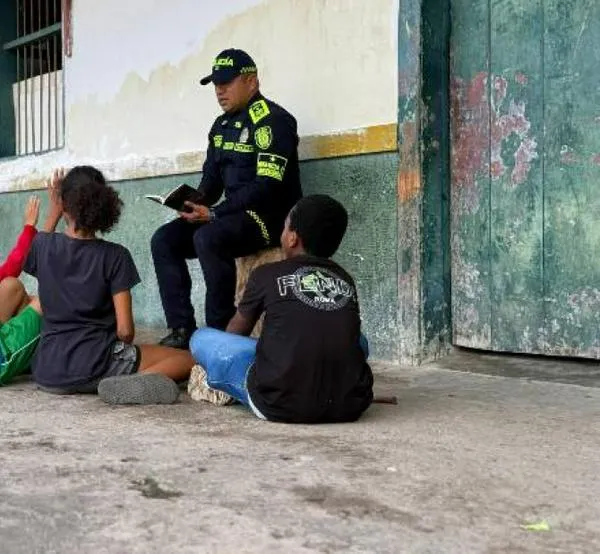Juan Sebastián, sus amigos y el Poli protagonizan la historia de lectura en los andenes