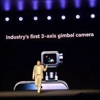 Robot Phone: Honor presentó el primer smartphone con un robot integrado junto a un humanoide