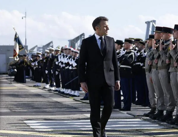 Francia anuncia que aumentará su arsenal nuclear