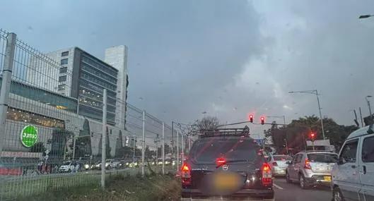 Problema que se armó en la av. Boyacá entre Titán Plaza y Makro; conductores no lo entienden por el largo trancón que se produce. 