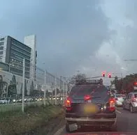 Problema que se armó en la av. Boyacá entre Titán Plaza y Makro; conductores no lo entienden por el largo trancón que se produce. 